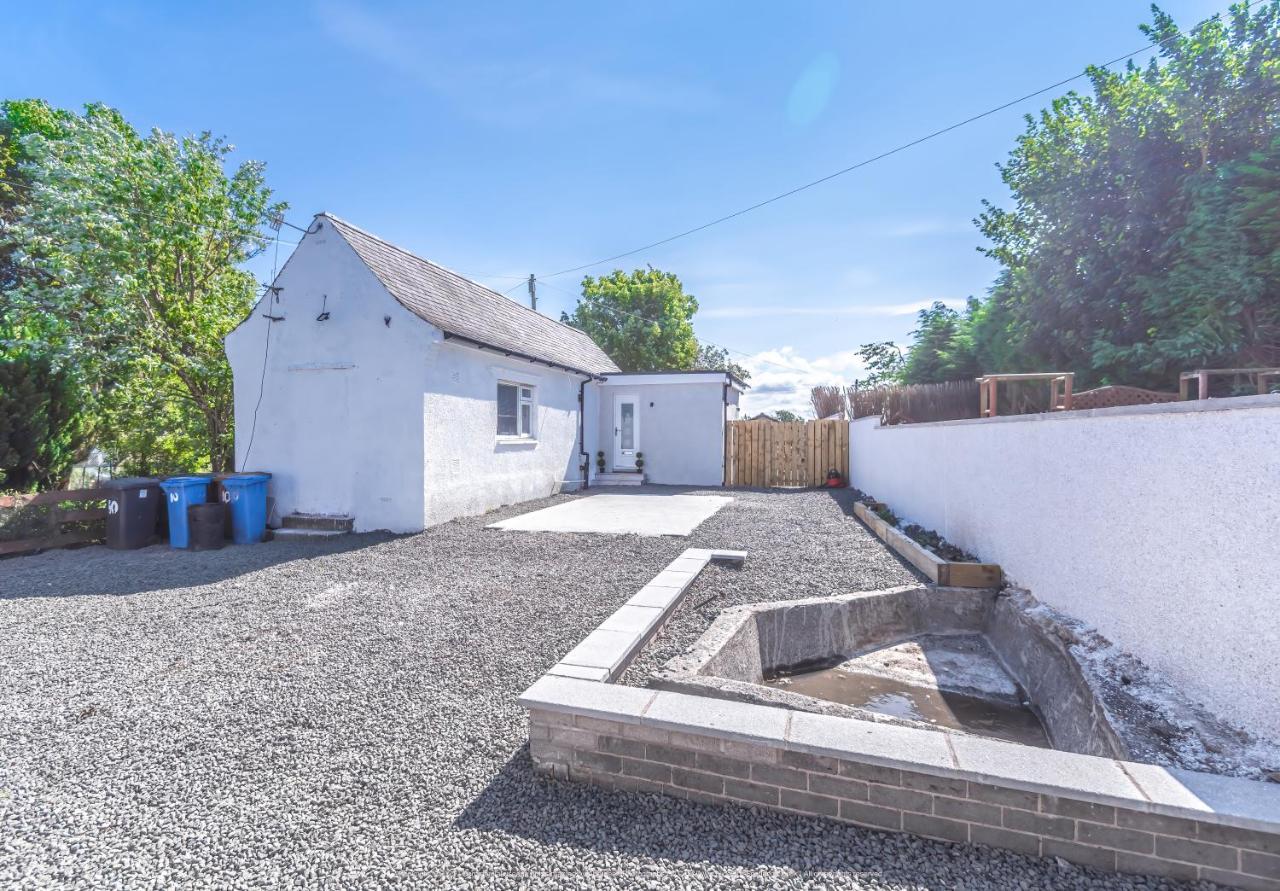 Lovely 1-Bed Cottage In Kelty With Hot Tub エクステリア 写真